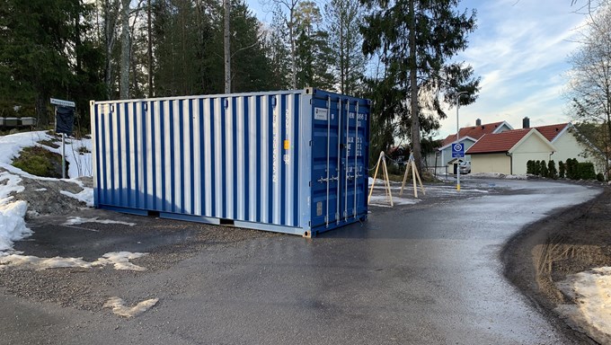 Container på parkeringsplassen ved innkjøringen til Pasopsvingen